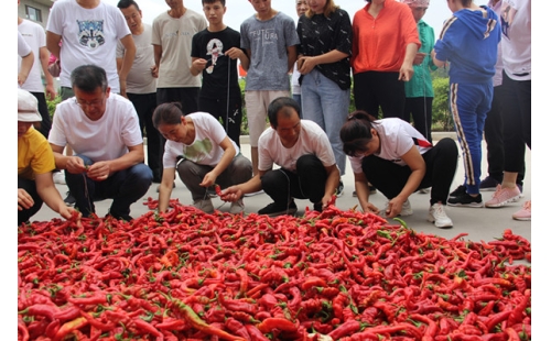 望紅色映照 企業(yè)蒸蒸日上 聽(tīng)鏗鏘聲聲 團(tuán)結(jié)就是力量